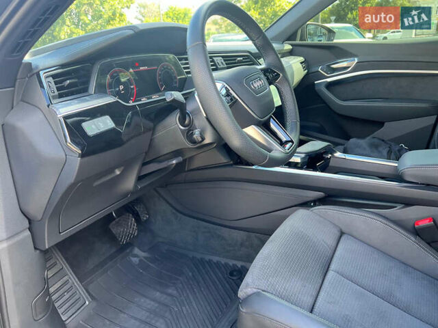 Серый Ауди E-Tron, объемом двигателя 0 л и пробегом 8 тыс. км за 68000 $, фото 30 на Automoto.ua