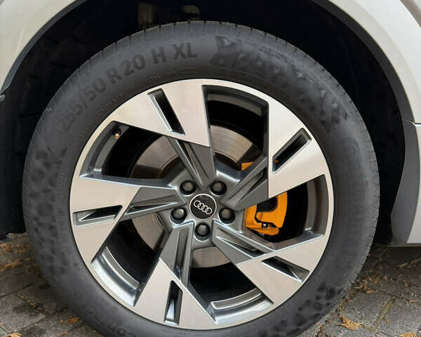 Серый Ауди E-Tron, объемом двигателя 0 л и пробегом 59 тыс. км за 38749 $, фото 58 на Automoto.ua