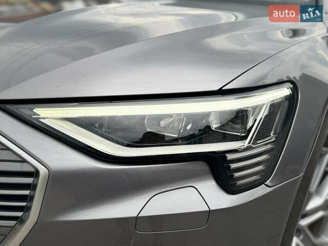Серый Ауди E-Tron, объемом двигателя 0 л и пробегом 17 тыс. км за 38200 $, фото 10 на Automoto.ua