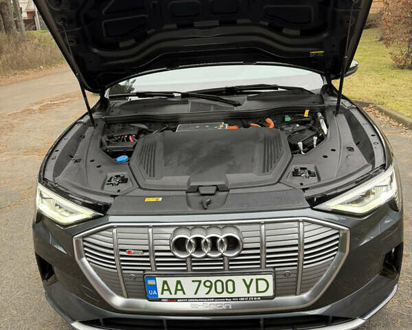 Серый Ауди E-Tron, объемом двигателя 0 л и пробегом 41 тыс. км за 39500 $, фото 4 на Automoto.ua