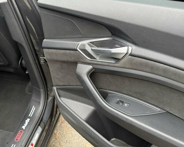Серый Ауди E-Tron, объемом двигателя 0 л и пробегом 41 тыс. км за 39500 $, фото 22 на Automoto.ua