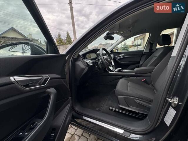 Серый Ауди E-Tron, объемом двигателя 0 л и пробегом 22 тыс. км за 39900 $, фото 23 на Automoto.ua