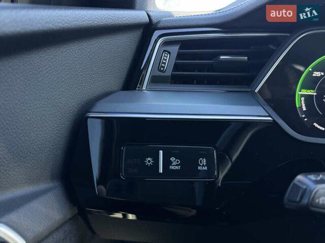 Синий Ауди E-Tron, объемом двигателя 0 л и пробегом 133 тыс. км за 23900 $, фото 60 на Automoto.ua