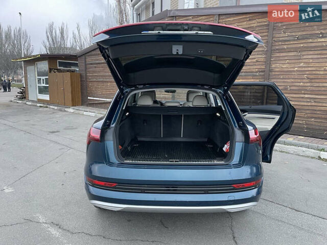 Синий Ауди E-Tron, объемом двигателя 0 л и пробегом 173 тыс. км за 30500 $, фото 5 на Automoto.ua