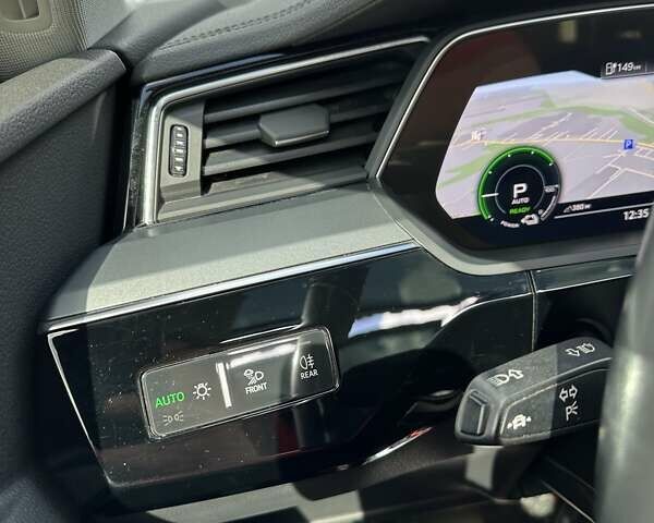 Ауді E-Tron 2019 у Тернополі на Automoto.ua Синій Ауді E-Tron, об'ємом двигуна 0 л та пробігом 200 тис. км за 21700 $, фото 27 на Automoto.ua