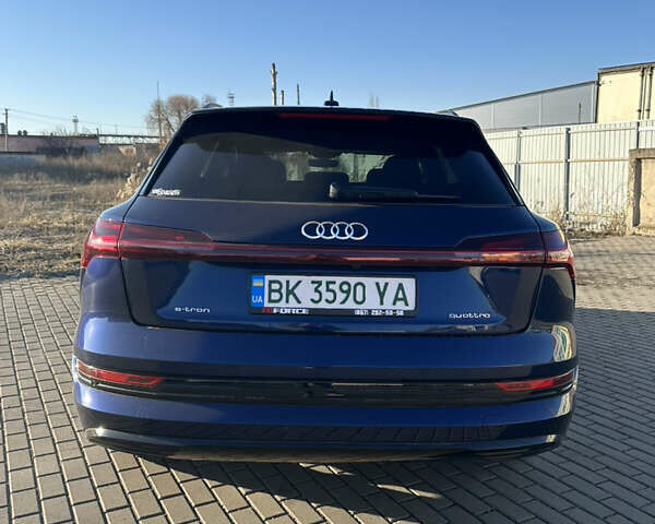 Синий Ауди E-Tron, объемом двигателя 0 л и пробегом 46 тыс. км за 31000 $, фото 3 на Automoto.ua