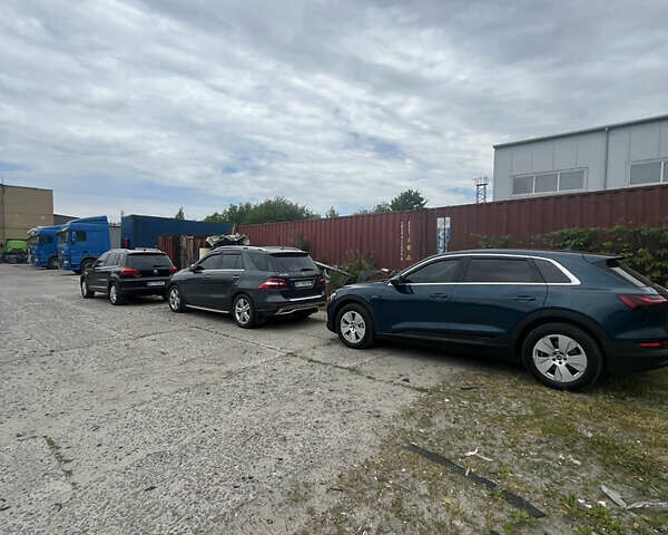 Синий Ауди E-Tron, объемом двигателя 0 л и пробегом 47 тыс. км за 34243 $, фото 4 на Automoto.ua