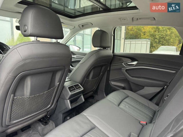 Синий Ауди E-Tron, объемом двигателя 0 л и пробегом 96 тыс. км за 25999 $, фото 60 на Automoto.ua