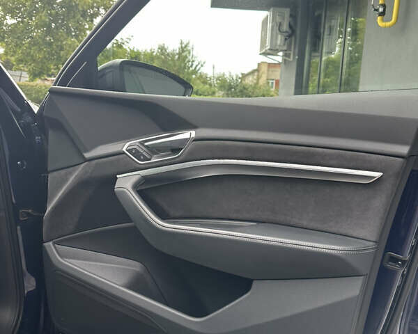 Синий Ауди E-Tron, объемом двигателя 0 л и пробегом 63 тыс. км за 39900 $, фото 18 на Automoto.ua