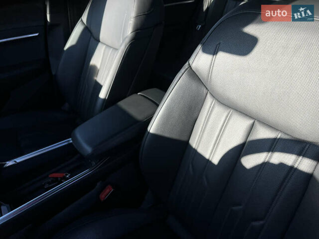 Синий Ауди E-Tron, объемом двигателя 0 л и пробегом 40 тыс. км за 36514 $, фото 33 на Automoto.ua