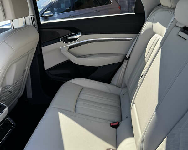 Синий Ауди E-Tron, объемом двигателя 0 л и пробегом 46 тыс. км за 35900 $, фото 36 на Automoto.ua