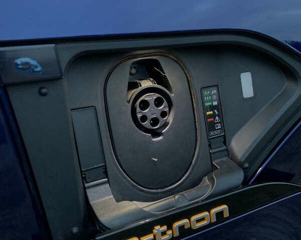Синий Ауди E-Tron, объемом двигателя 0 л и пробегом 54 тыс. км за 32800 $, фото 19 на Automoto.ua