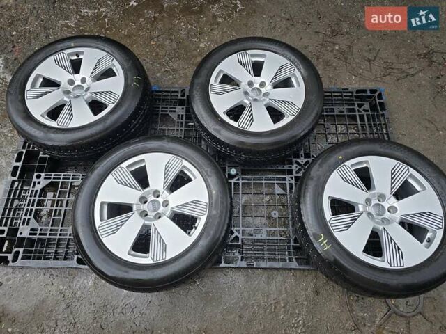 Синий Ауди E-Tron, объемом двигателя 0 л и пробегом 49 тыс. км за 39900 $, фото 2 на Automoto.ua