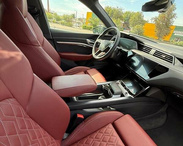 Синий Ауди E-Tron, объемом двигателя 0 л и пробегом 14 тыс. км за 61900 $, фото 11 на Automoto.ua
