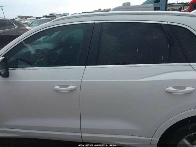 Белый Ауди Ку3, объемом двигателя 2 л и пробегом 156 тыс. км за 7500 $, фото 3 на Automoto.ua