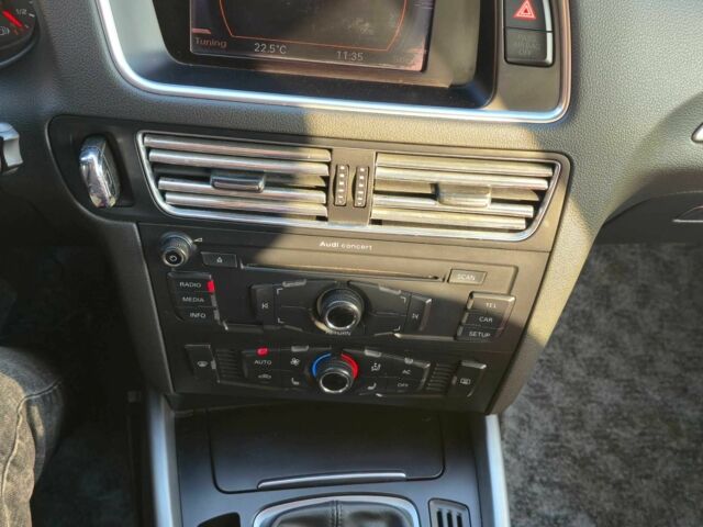 Белый Ауди Ку 5, объемом двигателя 2 л и пробегом 212 тыс. км за 16000 $, фото 16 на Automoto.ua