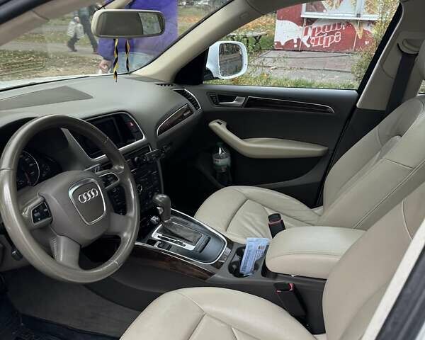 Белый Ауди Ку 5, объемом двигателя 1.98 л и пробегом 152 тыс. км за 14000 $, фото 7 на Automoto.ua