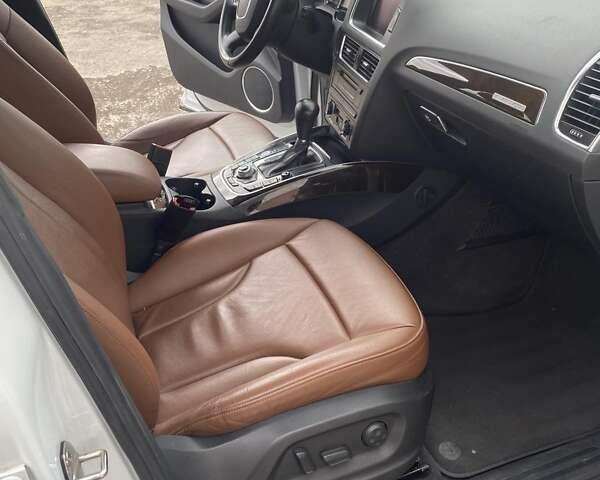Білий Ауді Ку 5, об'ємом двигуна 2 л та пробігом 76 тис. км за 14000 $, фото 10 на Automoto.ua