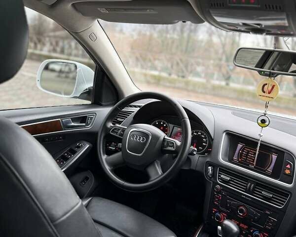 Белый Ауди Ку 5, объемом двигателя 1.98 л и пробегом 105 тыс. км за 13000 $, фото 14 на Automoto.ua