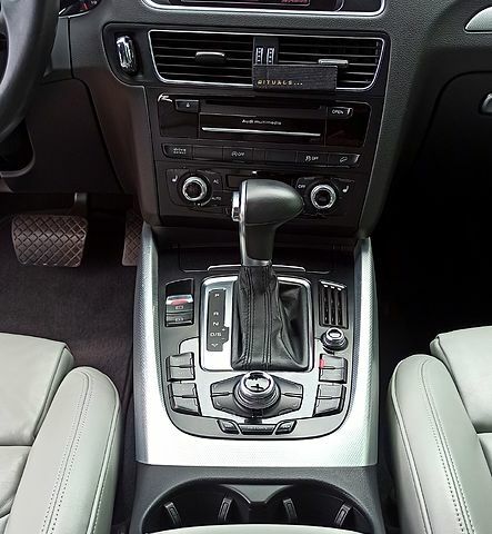 Білий Ауді Ку 5, об'ємом двигуна 2 л та пробігом 153 тис. км за 15700 $, фото 8 на Automoto.ua