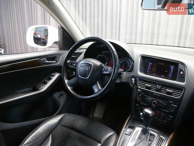 Белый Ауди Ку 5, объемом двигателя 1.97 л и пробегом 137 тыс. км за 18000 $, фото 12 на Automoto.ua