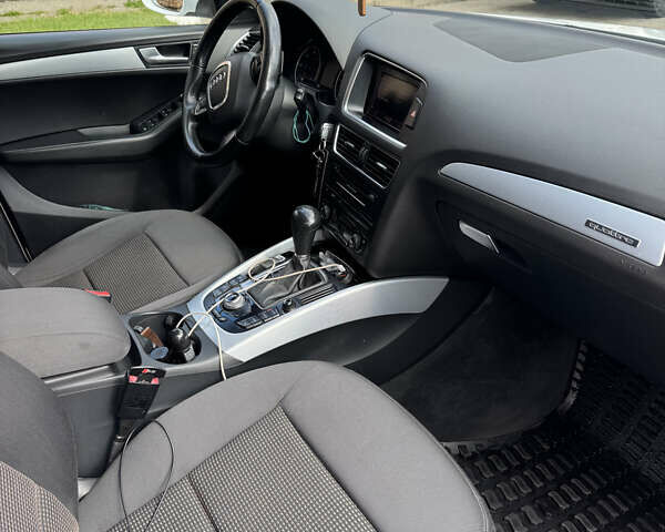 Белый Ауди Ку 5, объемом двигателя 1.97 л и пробегом 375 тыс. км за 14500 $, фото 6 на Automoto.ua