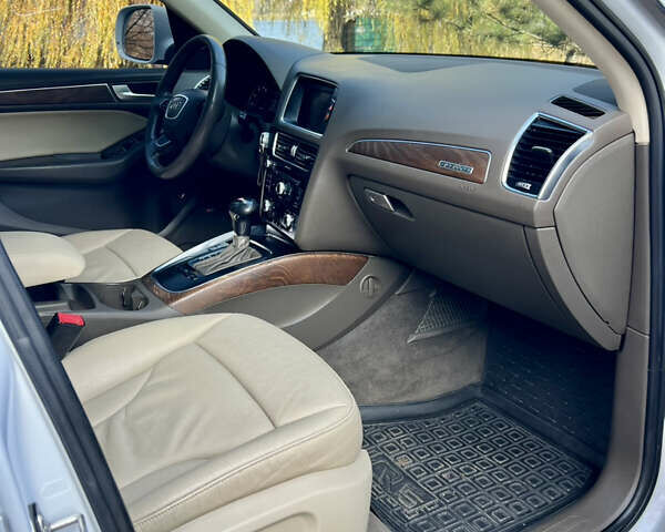 Белый Ауди Ку 5, объемом двигателя 2 л и пробегом 197 тыс. км за 12900 $, фото 30 на Automoto.ua