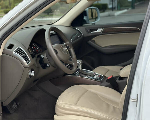Ауді Ку 5 2013 у Измаиле на Automoto.ua Білий Ауді Ку 5, об'ємом двигуна 1.98 л та пробігом 80 тис. км за 17999 $, фото 12 на Automoto.ua