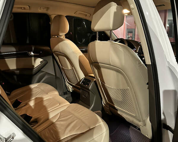 Білий Ауді Ку 5, об'ємом двигуна 2 л та пробігом 250 тис. км за 14000 $, фото 19 на Automoto.ua