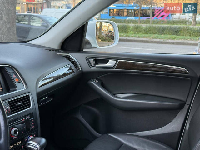 Білий Ауді Ку 5, об'ємом двигуна 2 л та пробігом 196 тис. км за 16300 $, фото 25 на Automoto.ua