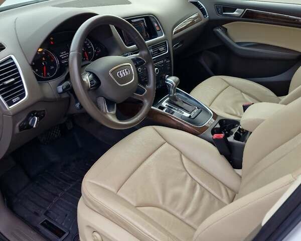 Білий Ауді Ку 5, об'ємом двигуна 2 л та пробігом 190 тис. км за 15555 $, фото 9 на Automoto.ua