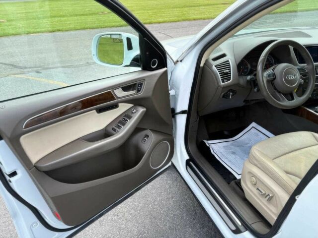Белый Ауди Ку 5, объемом двигателя 3 л и пробегом 63 тыс. км за 6000 $, фото 7 на Automoto.ua