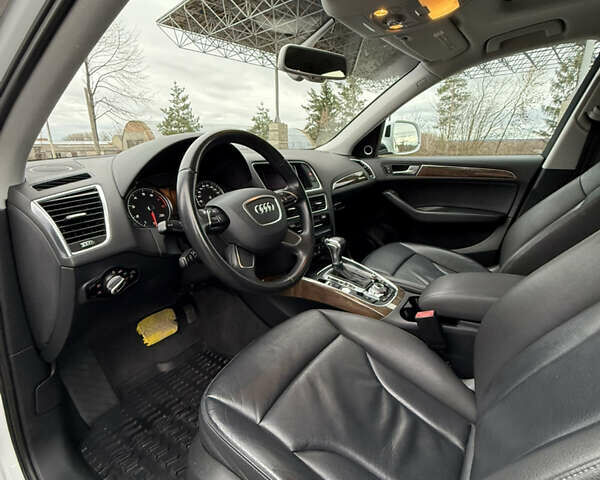 Білий Ауді Ку 5, об'ємом двигуна 2 л та пробігом 137 тис. км за 16850 $, фото 31 на Automoto.ua