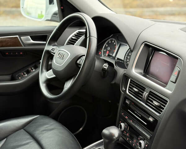 Білий Ауді Ку 5, об'ємом двигуна 2 л та пробігом 137 тис. км за 16850 $, фото 40 на Automoto.ua