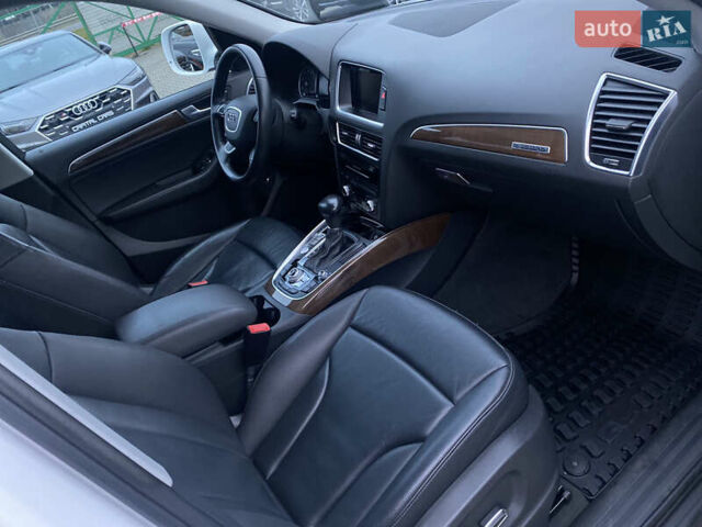 Белый Ауди Ку 5, объемом двигателя 2 л и пробегом 97 тыс. км за 18900 $, фото 26 на Automoto.ua