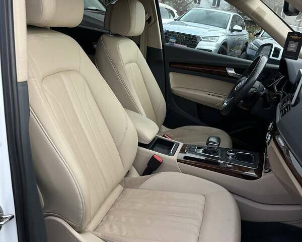 Білий Ауді Ку 5, об'ємом двигуна 2 л та пробігом 215 тис. км за 21800 $, фото 25 на Automoto.ua