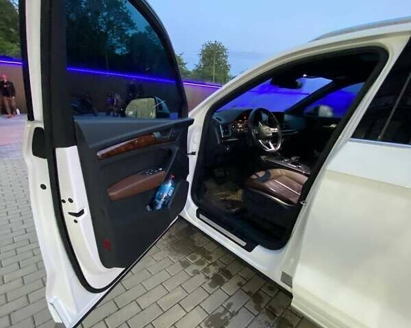 Білий Ауді Ку 5, об'ємом двигуна 1.98 л та пробігом 208 тис. км за 22950 $, фото 4 на Automoto.ua