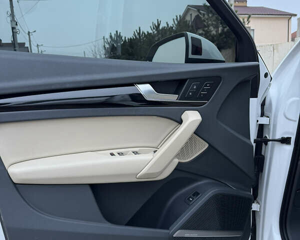 Белый Ауди Ку 5, объемом двигателя 2 л и пробегом 108 тыс. км за 28500 $, фото 24 на Automoto.ua