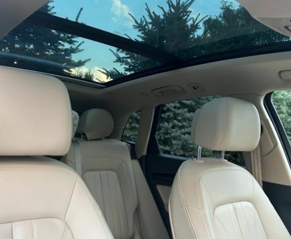 Білий Ауді Ку 5, об'ємом двигуна 2 л та пробігом 99 тис. км за 17000 $, фото 11 на Automoto.ua