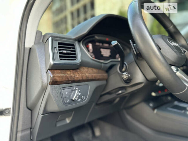 Белый Ауди Ку 5, объемом двигателя 2 л и пробегом 41 тыс. км за 24900 $, фото 29 на Automoto.ua