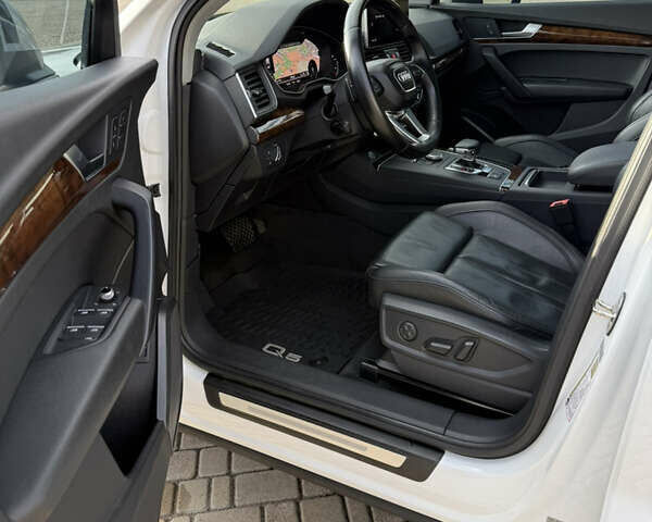 Белый Ауди Ку 5, объемом двигателя 1.98 л и пробегом 100 тыс. км за 27000 $, фото 9 на Automoto.ua