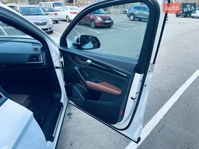 Білий Ауді Ку 5, об'ємом двигуна 1.98 л та пробігом 86 тис. км за 29500 $, фото 7 на Automoto.ua