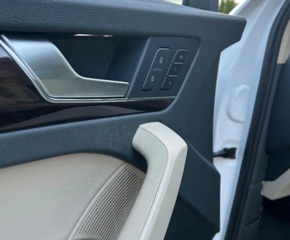 Білий Ауді Ку 5, об'ємом двигуна 2 л та пробігом 99 тис. км за 17000 $, фото 12 на Automoto.ua