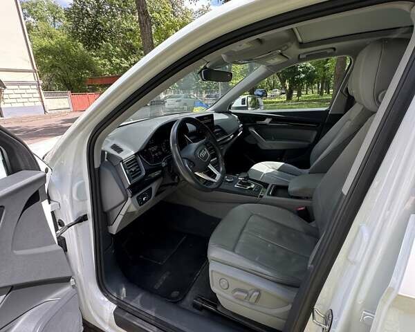 Белый Ауди Ку 5, объемом двигателя 1.97 л и пробегом 102 тыс. км за 24900 $, фото 6 на Automoto.ua