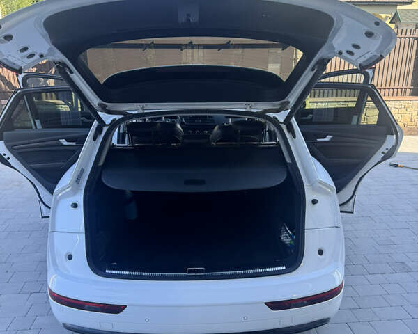 Белый Ауди Ку 5, объемом двигателя 1.97 л и пробегом 215 тыс. км за 32900 $, фото 28 на Automoto.ua