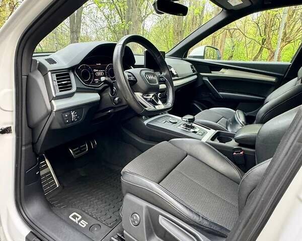 Белый Ауди Ку 5, объемом двигателя 1.97 л и пробегом 175 тыс. км за 34500 $, фото 5 на Automoto.ua