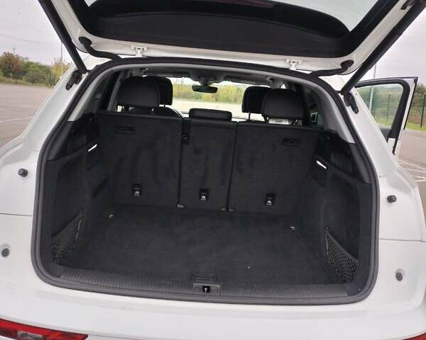 Белый Ауди Ку 5, объемом двигателя 2 л и пробегом 52 тыс. км за 30900 $, фото 26 на Automoto.ua