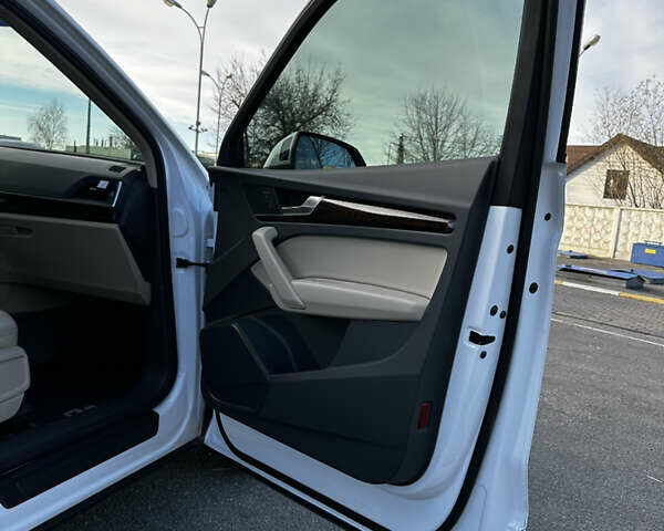 Белый Ауди Ку 5, объемом двигателя 1.98 л и пробегом 72 тыс. км за 26900 $, фото 36 на Automoto.ua