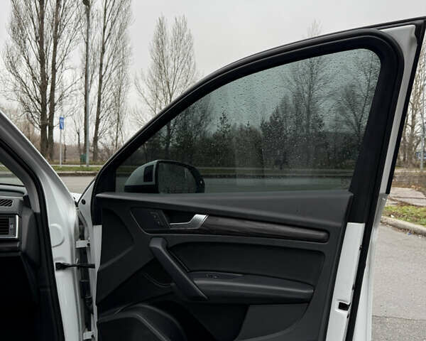 Білий Ауді Ку 5, об'ємом двигуна 1.98 л та пробігом 70 тис. км за 32500 $, фото 9 на Automoto.ua