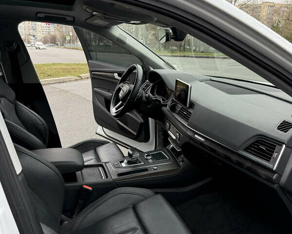 Білий Ауді Ку 5, об'ємом двигуна 1.98 л та пробігом 70 тис. км за 32500 $, фото 14 на Automoto.ua